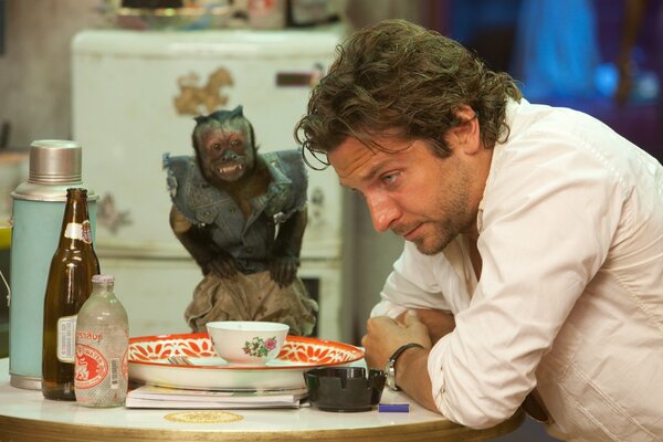 Bradley Cooper nel film Addio al celibato a Las Vegas estratto con una scimmia