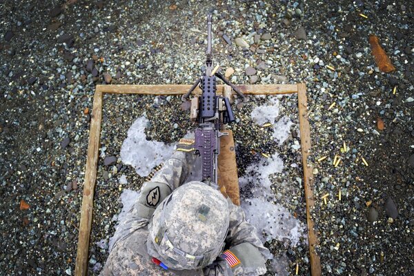 Soldat am Boden mit Maschinengewehr m249