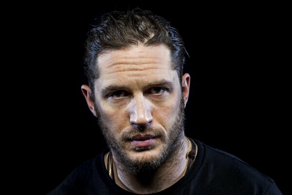 Tom Hardy sobre fondo negro