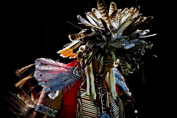 Indianer in Federn auf schwarzem Hintergrund