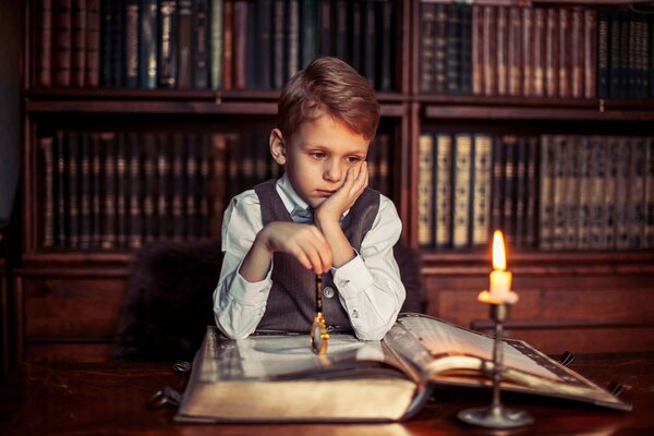 Ragazzo essere in con un libro nella costruzione della biblioteca