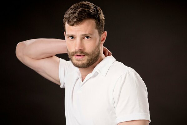 Jamie Dornan in camicia bianca