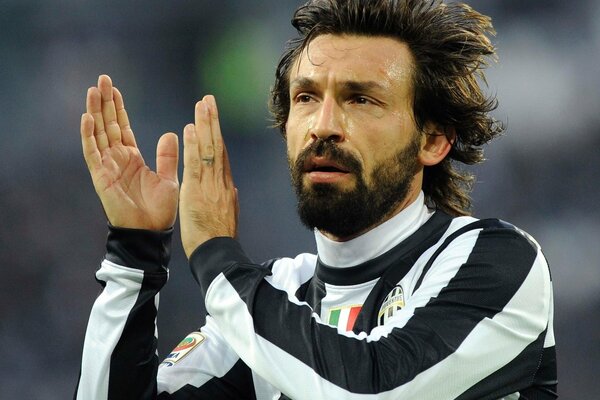 Oklaskiwany zawodnik Andrea Pirlo