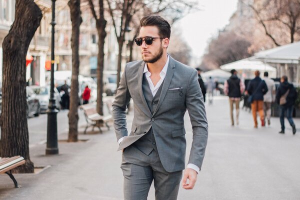 Homme à lunettes marchant dans la rue