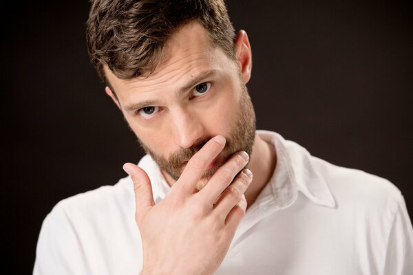 Jamie Dornan sguardo meditabondo