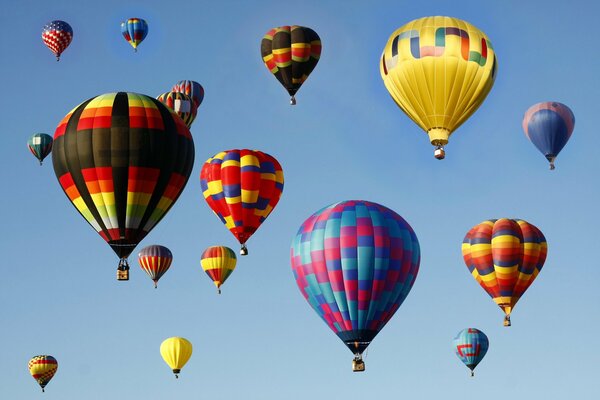 Fliegende Ballons bei der Parade