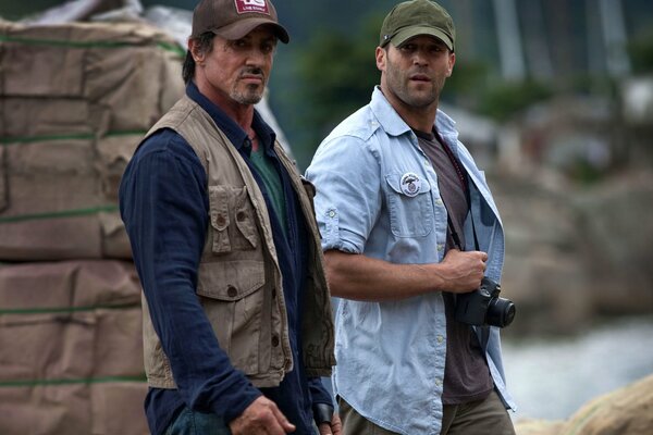 Sylvester Stallone con Jason en gorras con foto