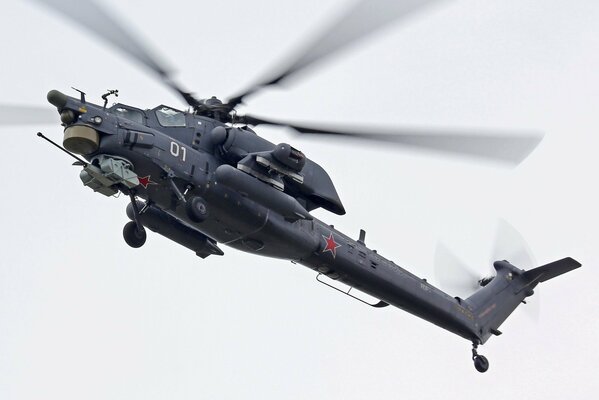 Helicóptero ruso mi-28 con estrellas rojas en el cielo