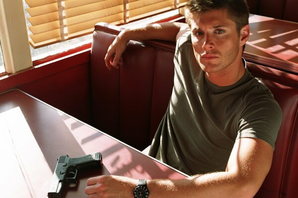 Jensen Eccles con una pistola. Dean Winchester