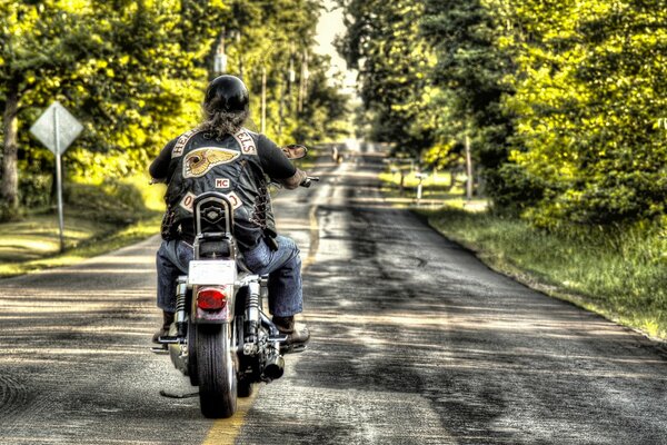 Motociclista guida una moto sulla strada