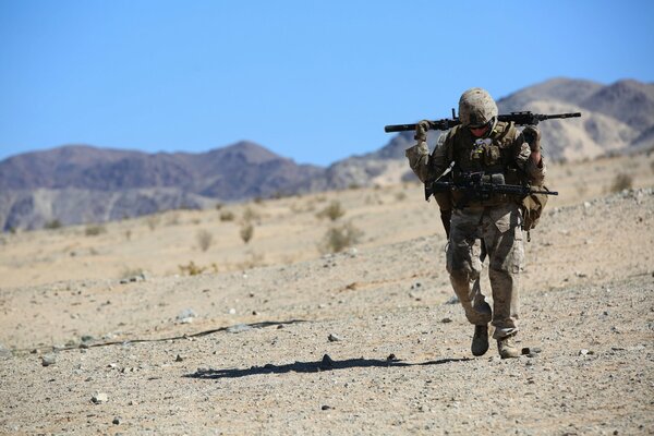 Militare nel deserto con le armi