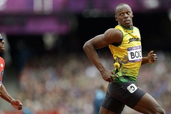 Joueur de football sur le terrain de sport