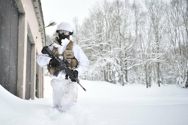 Soldat mit Waffen und in Uniform