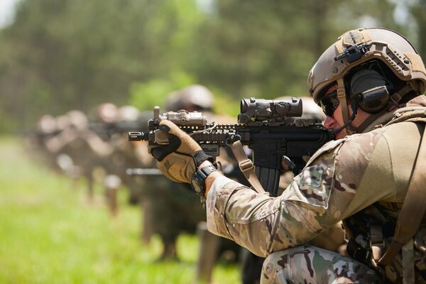 Ein Soldat mit einer Waffe in der Hand