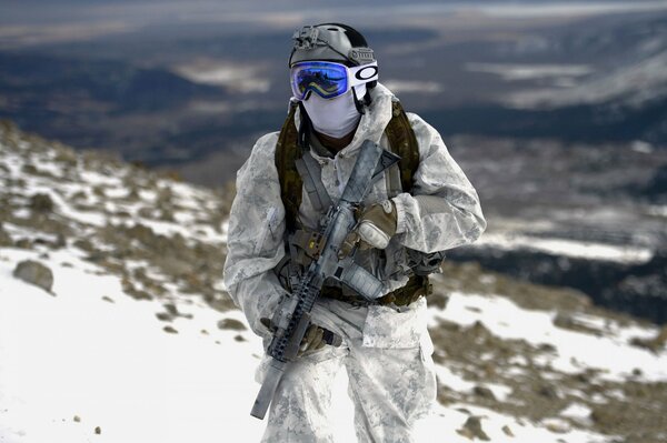 Soldado entre las montañas en una misión