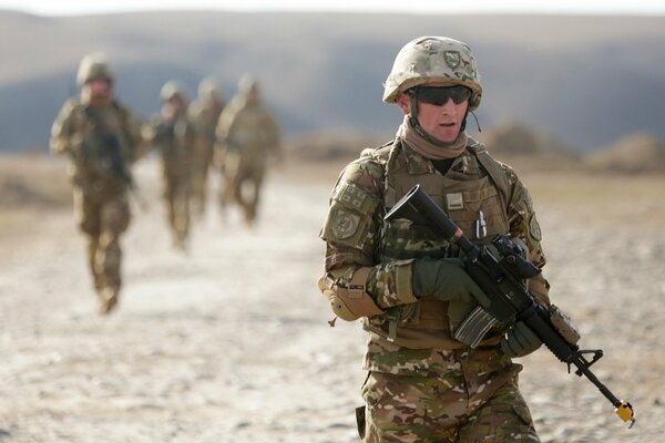 Soldats avec des armes dans le désert