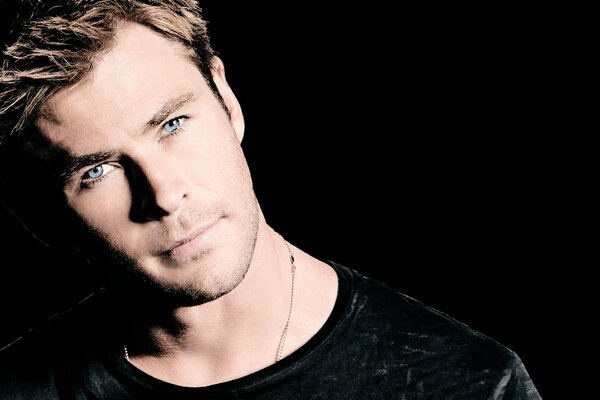 Chris Hemsworth photoshoot dans le style portrait