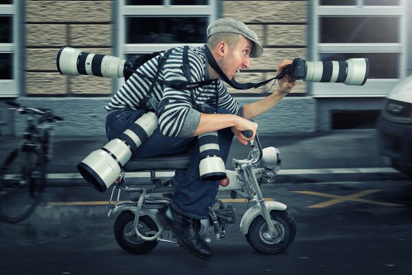 Fotografo all aperto con una macchina fotografica e su un ciclomotore