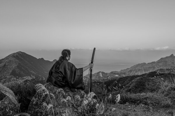 Samouraï au sommet d une montagne avec une épée