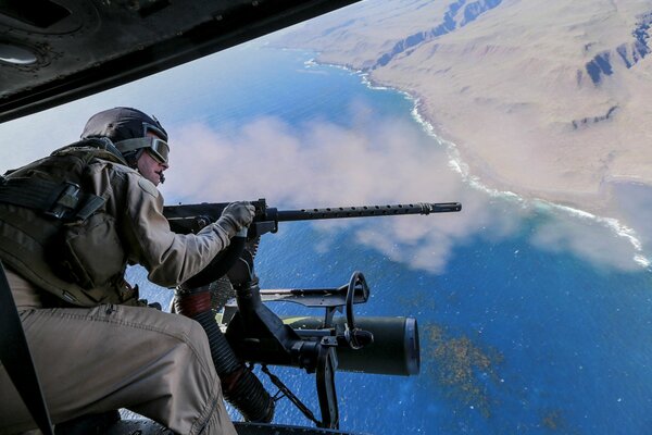 Un soldado con armas en un avión