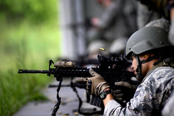 Ejército, soldado sentado en una emboscada