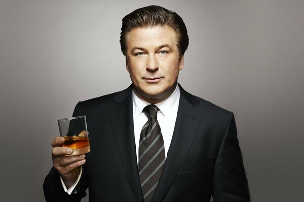 El actor Alec Baldwin con whisky