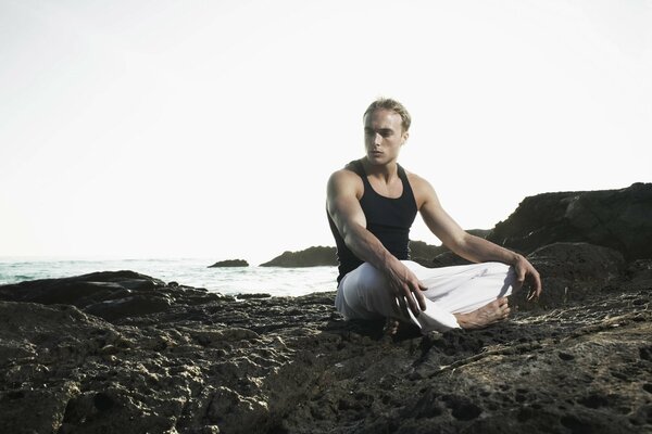 Ragazzo seduto sulle rocce