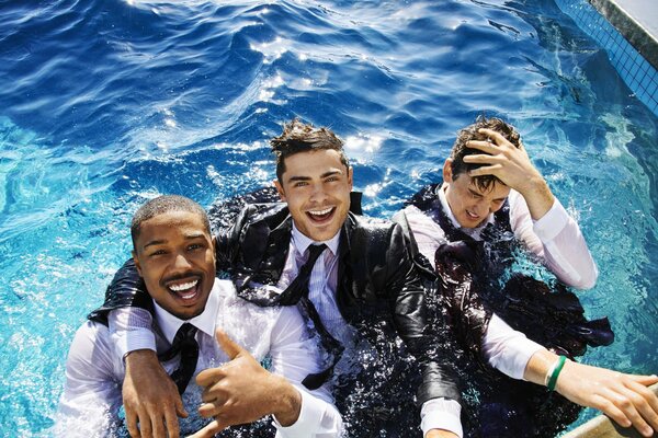 Tre uomini in giacca e cravatta in piscina. Divertenti