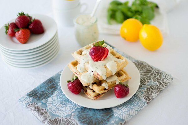 Colazione mattutina con fragole e waffle