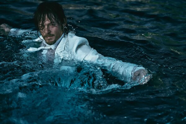 Norman Reedus en una sesión de fotos en el agua. 2015