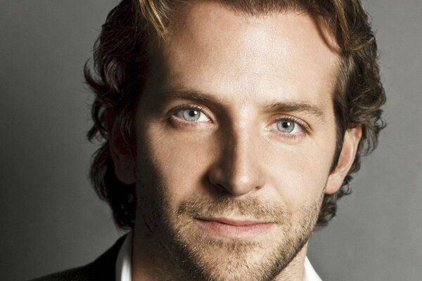 Acteur Bradley Cooper sur fond gris