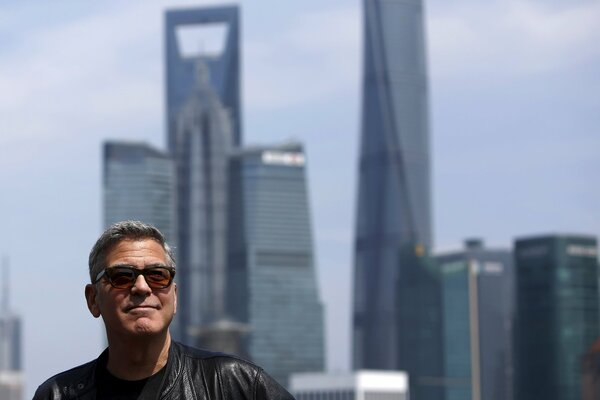 George Clooney im Hintergrund der Stadt