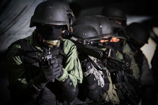 Uzbrojeni żołnierze sił specjalnych gotowi do walki