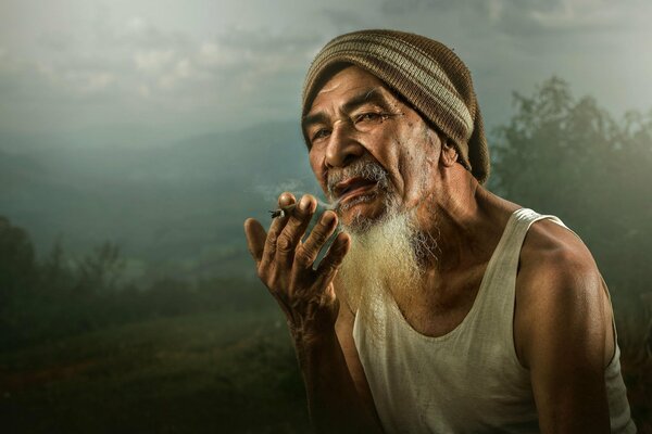 Fumando viejo en un sombrero con una barba