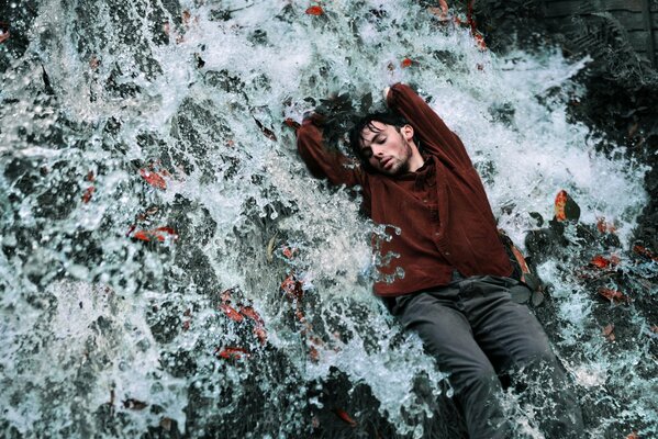 Servizio fotografico di un ragazzo sotto il flusso d acqua