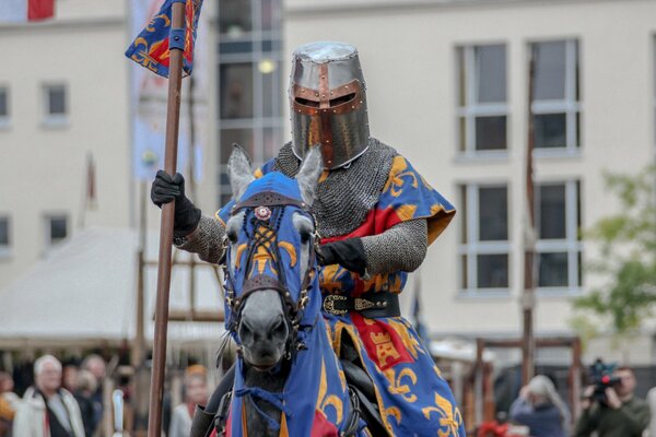 Ritter in Metallrüstung auf einem Pferd