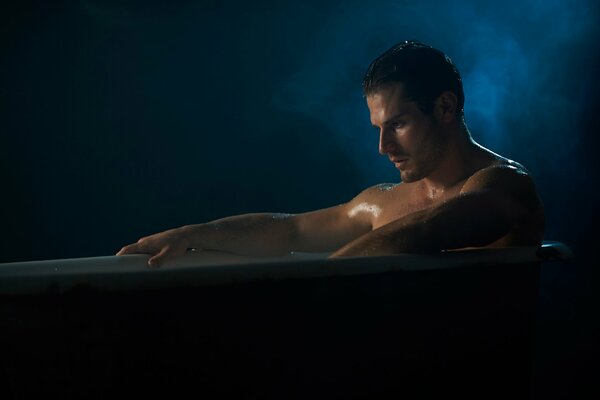 Acteur de la série télévisée Wolf dans une séance photo avec salle de bain