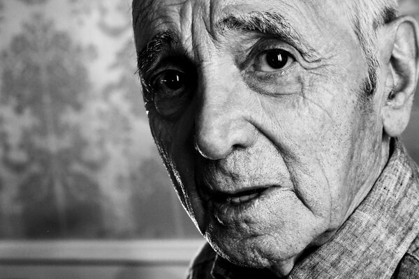 Czarno-biały portret słynnego Charlesa Aznavoura