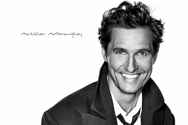 Souriant Matthew McConaughey sur fond blanc