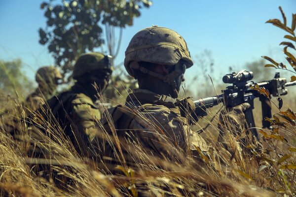 Soldiers with weapons in ambush