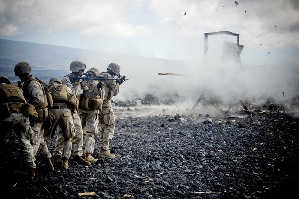 Les soldats tirent sur la cible