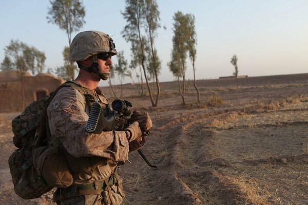 Armes soldats repos coucher de soleil