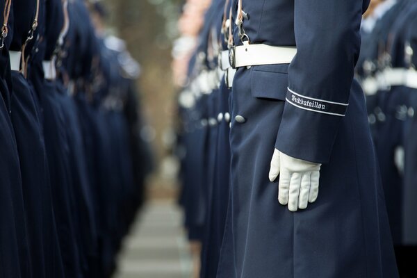 Soldados de pie en uniforme militar