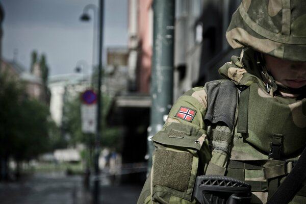 Солдат в форме на улицах города
