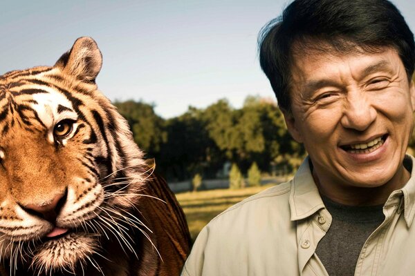 Jackie Chan s Lächeln mit einem Tiger