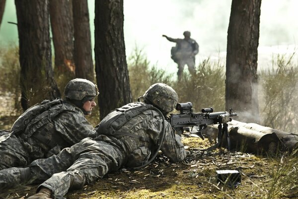 Soldados con armas en el campo de tiro. Ejército con armas