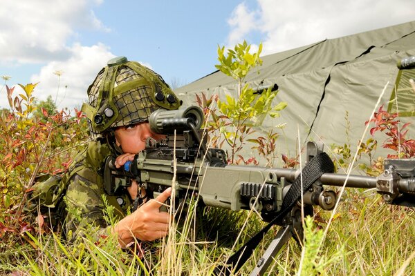 Soldat armes vue armée