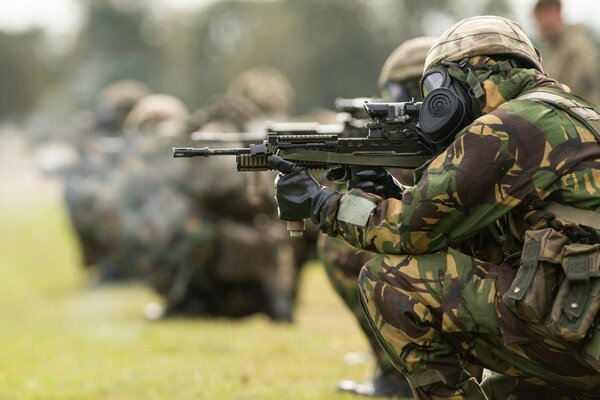 Les srldats sont assis à viser avec des armes