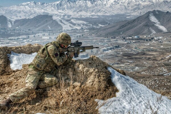 Soldat au service de l armée dans les montagnes