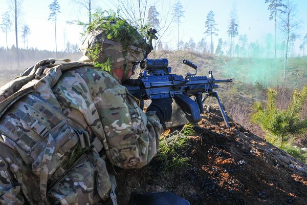 Ein Soldat im Anzug mit einer Waffe